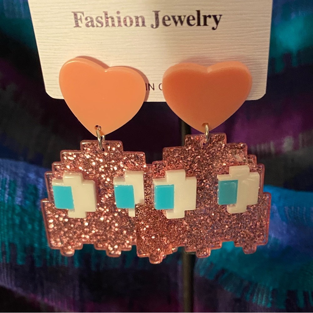 We heart pinky earrings!
